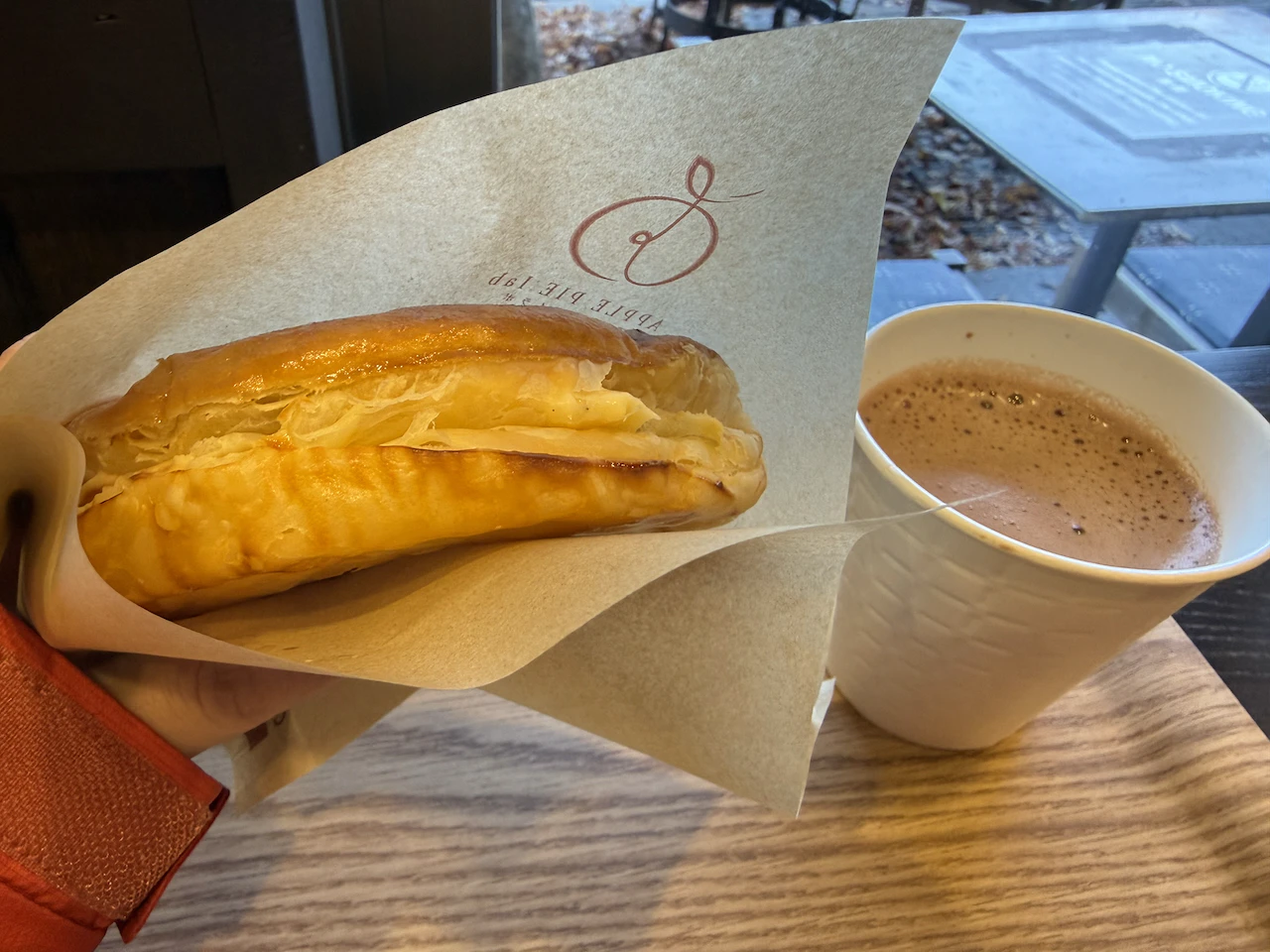 朝ごはん：アップルパイとホットココア